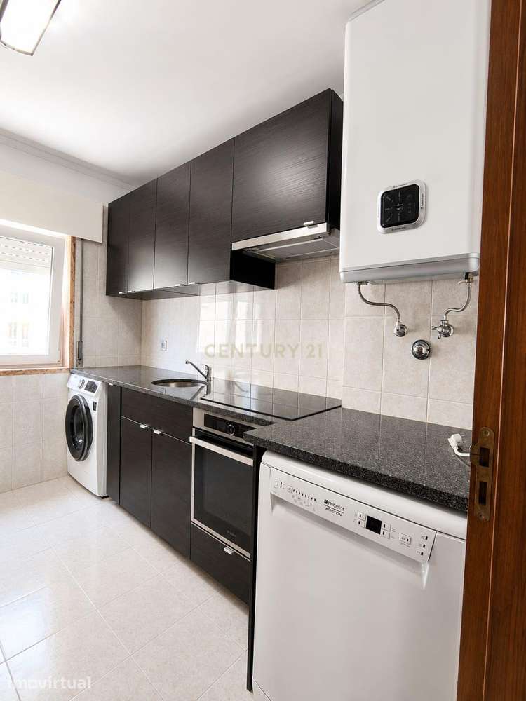 Apartamento T2 com Parqueamento e Arrecadação em Rio de Mouro - Grande imagem: 2/60