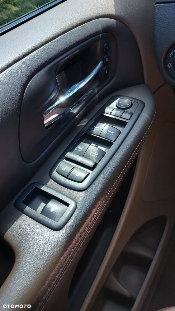 Chrysler Town & Country 3.6 Limited - 23