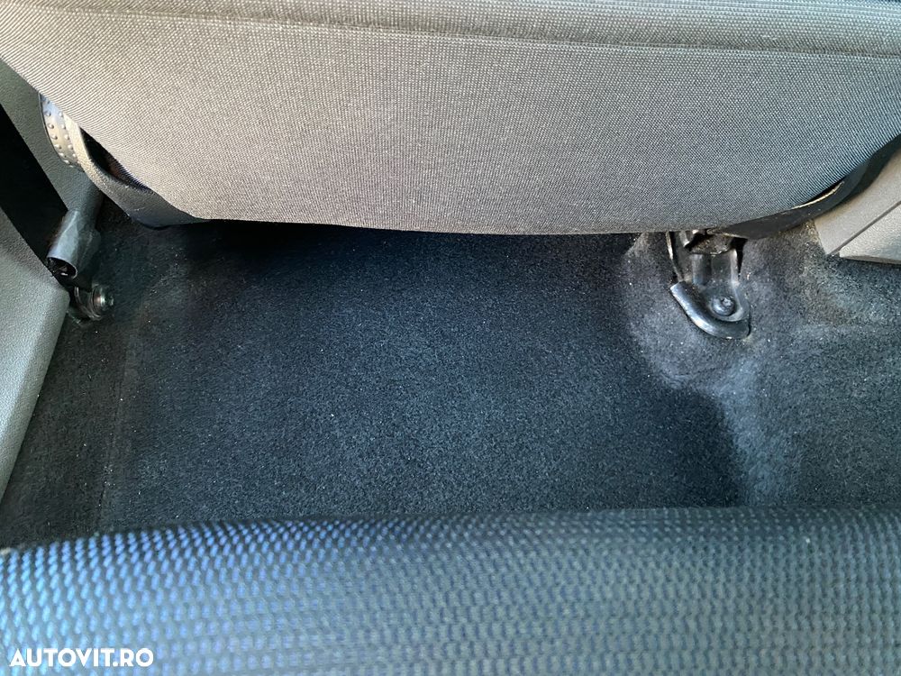 Ford Focus 1.6 Ambiente - 25