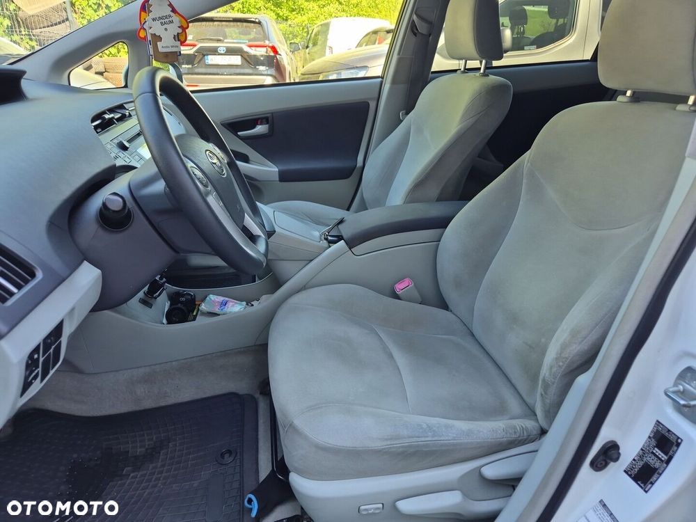 Toyota Prius 1.8 HSD Sol - 12