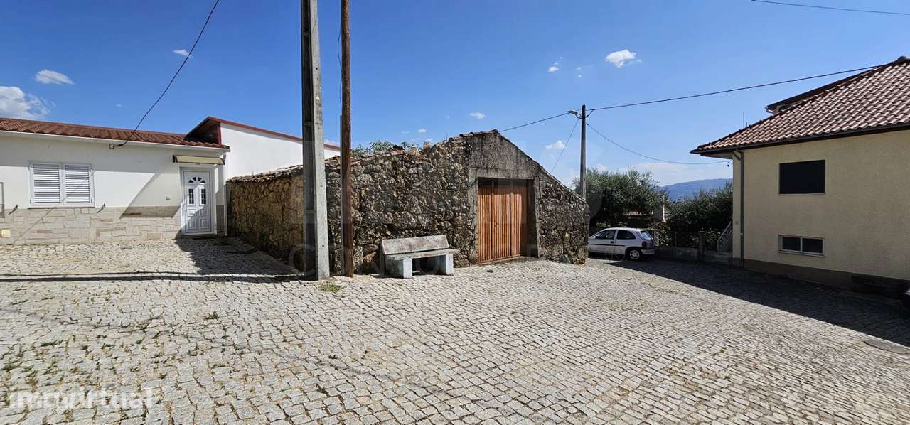 Ruina Propriedade Urbana com Afectação de Arrumos em Peroviseu - Grande imagem: 2/4