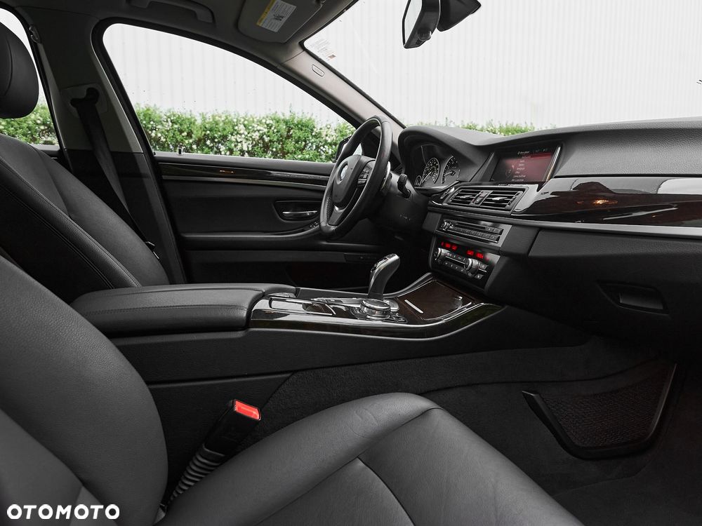 BMW Seria 5 528i xDrive - 24