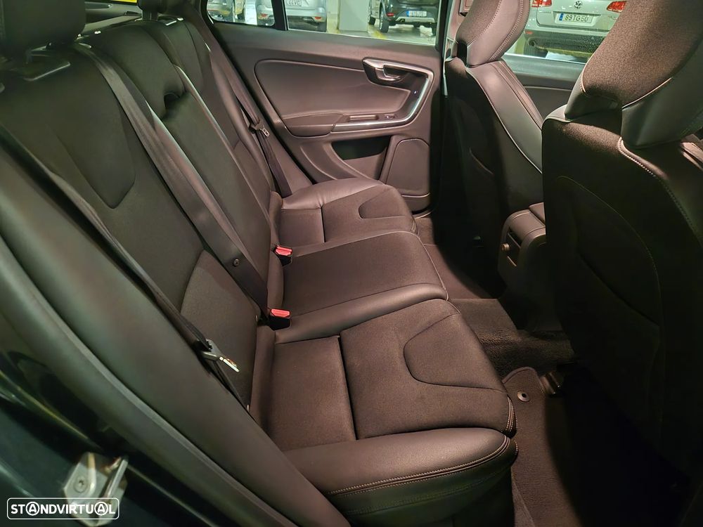 Volvo V60 1.6 D2 Momentum Eco - 32