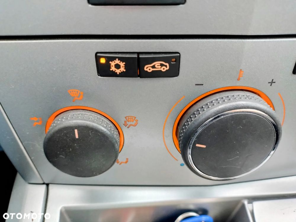 Opel Astra III GTC 1.4 Cosmo - 13