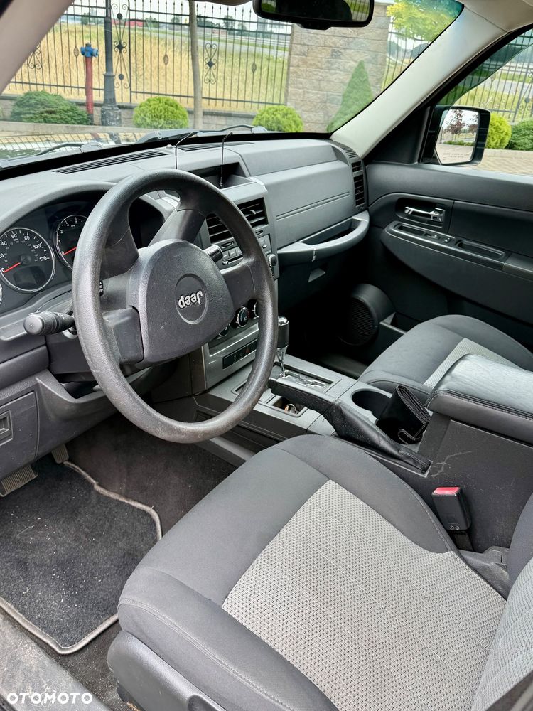 Jeep Liberty - 10