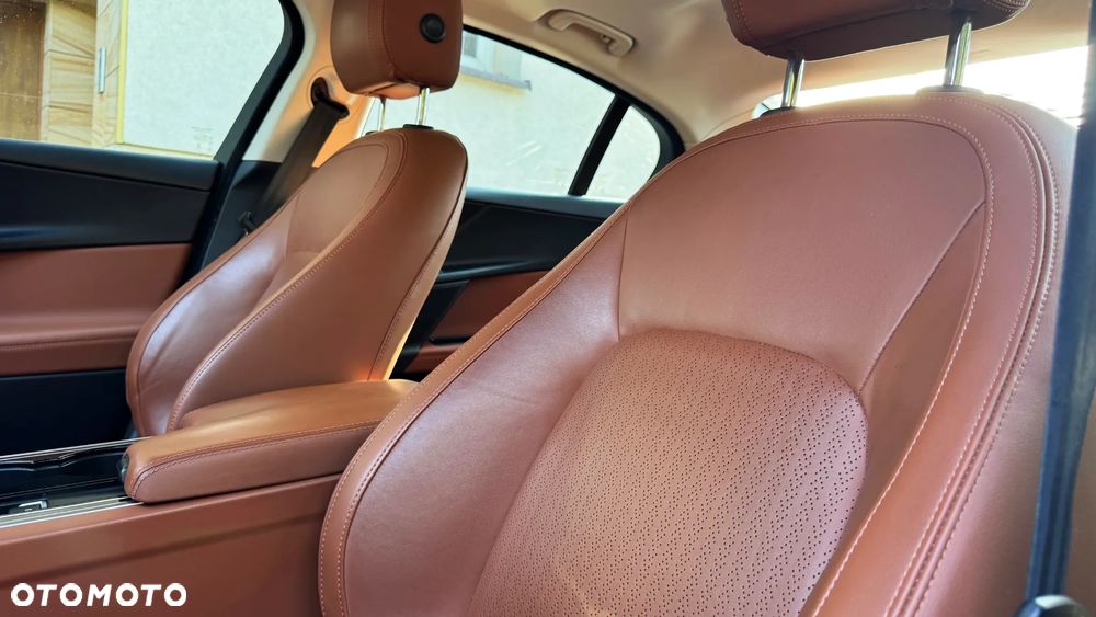 Jaguar XE - 17