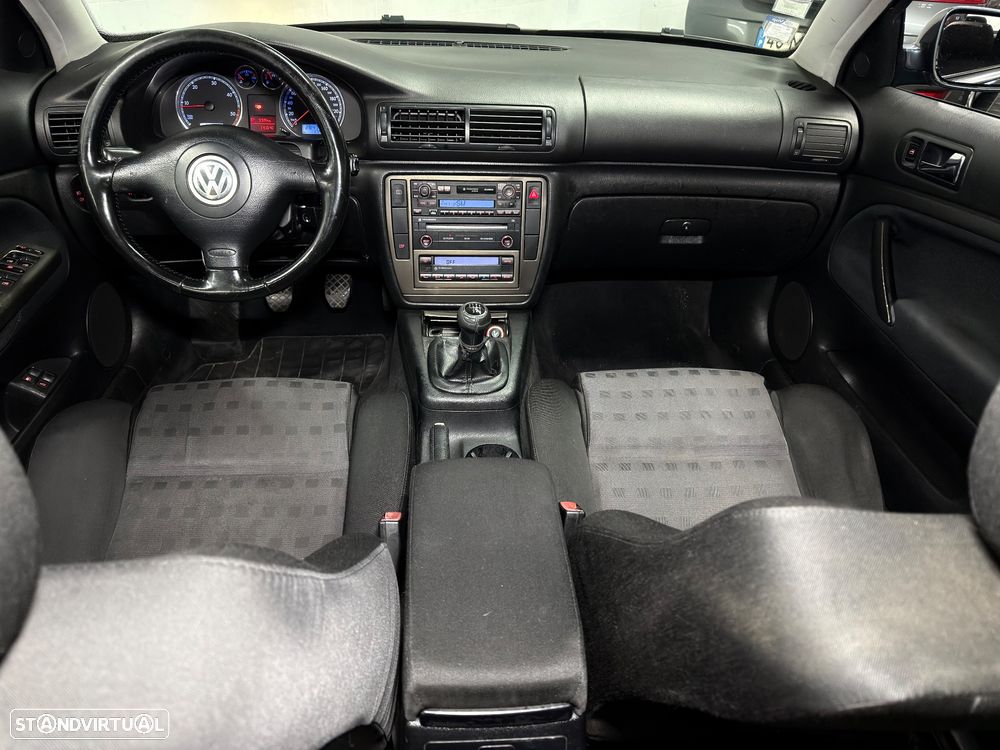 VW Passat 1.9 TDi Highline - 12