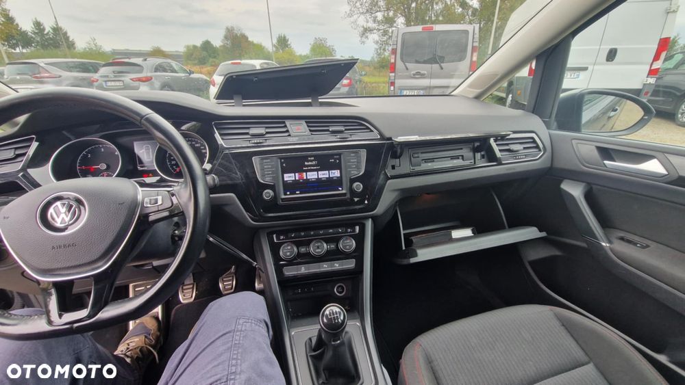 Volkswagen Touran - 10