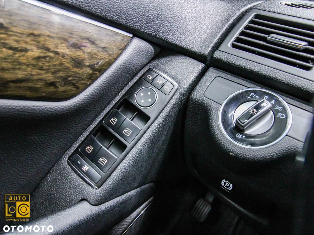 Mercedes-Benz Klasa C 180 CGI Automatik BlueEFFICIENCY Elegance - 23