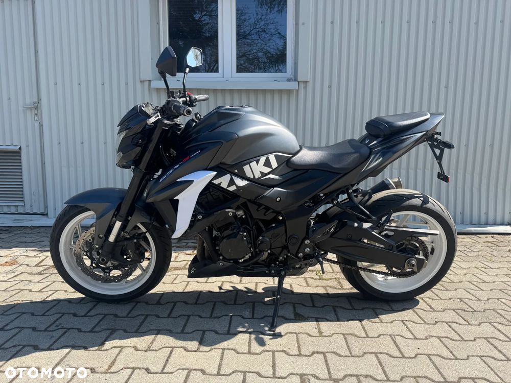 Suzuki GSX - 6