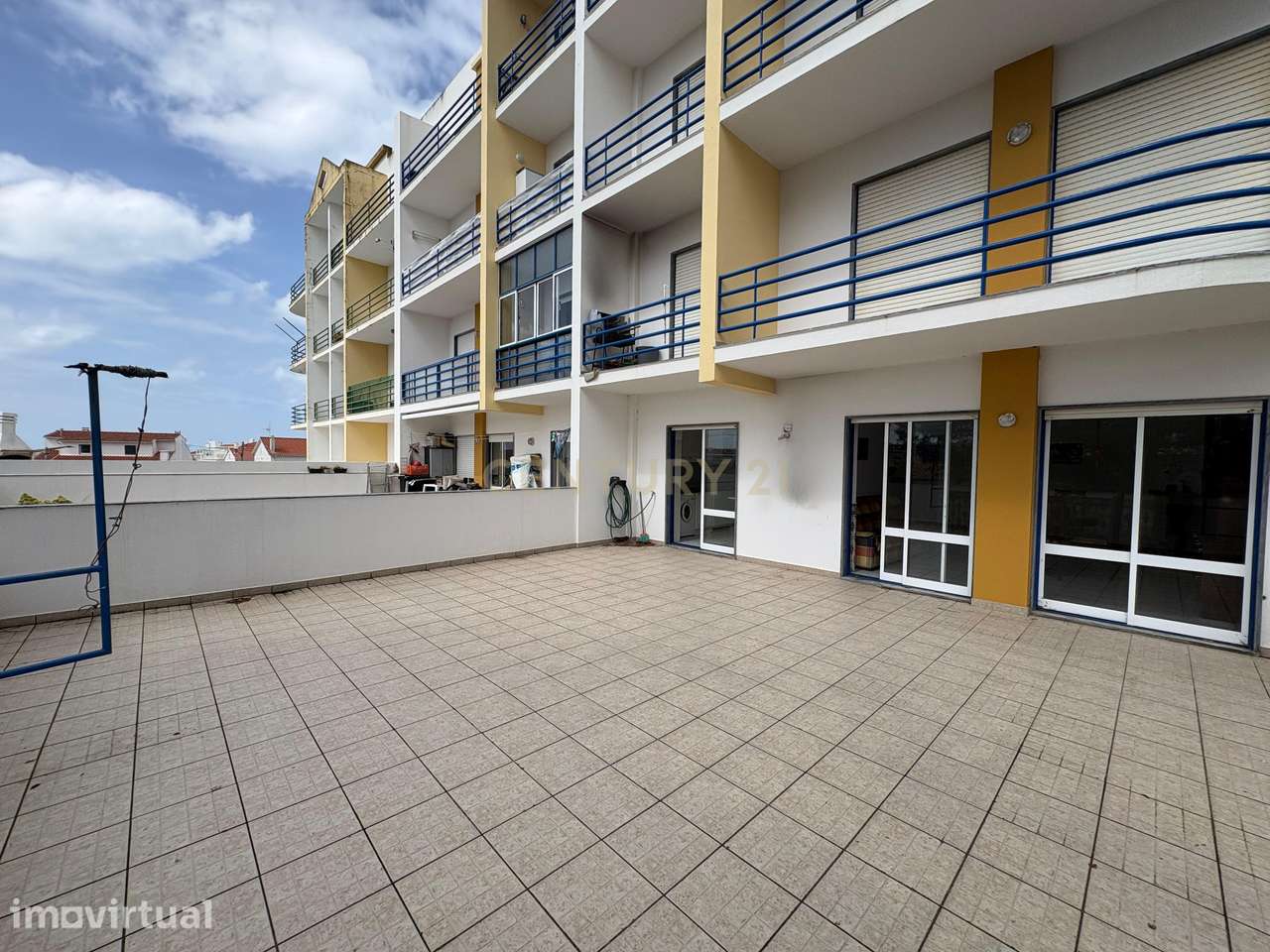 Apartamento T2 com terraço no centro de Santa Cruz - Grande imagem: 2/16