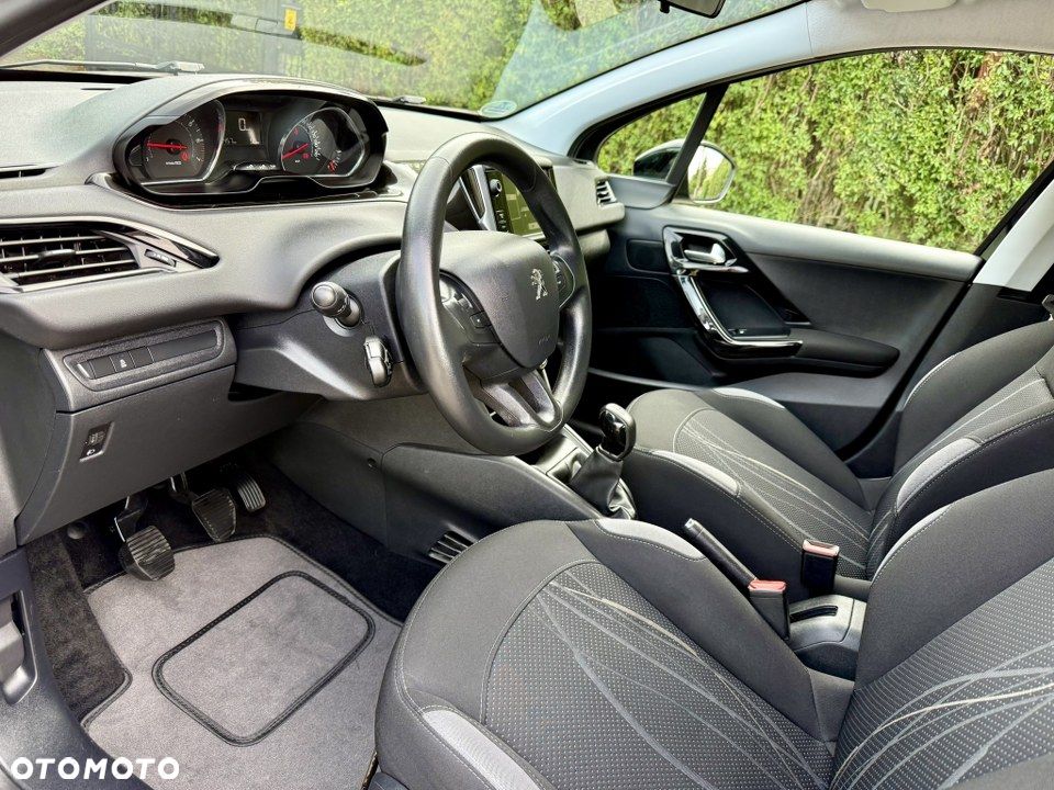 Peugeot 208 1.2 PureTech Allure - 17