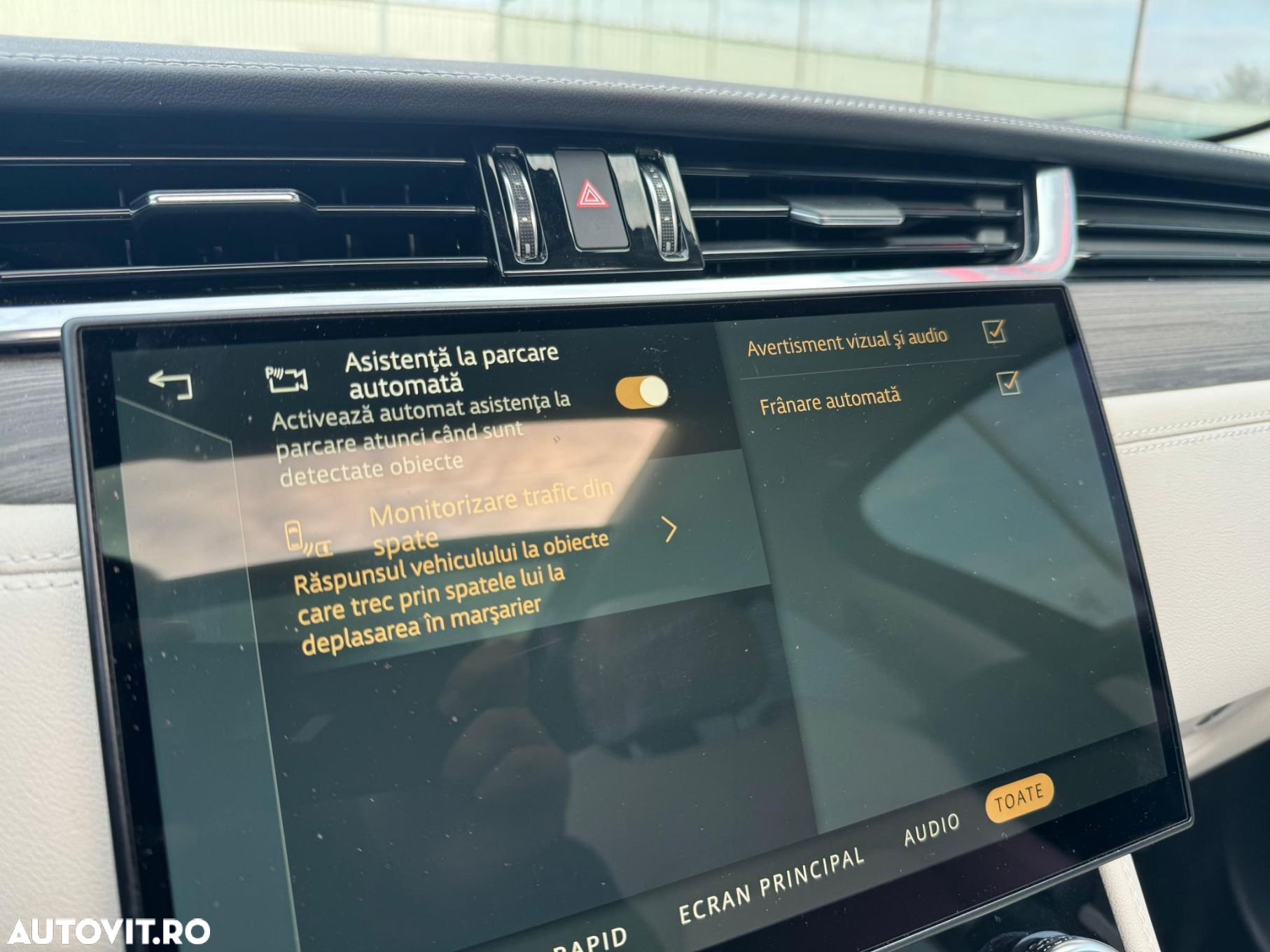 Jaguar F-Pace P400e AWD R-Dynamic SE - 29