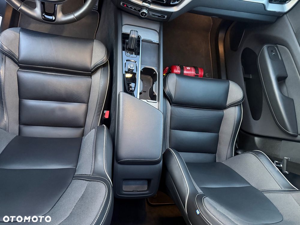 Volvo XC 60 B4 B Plus Dark - 32
