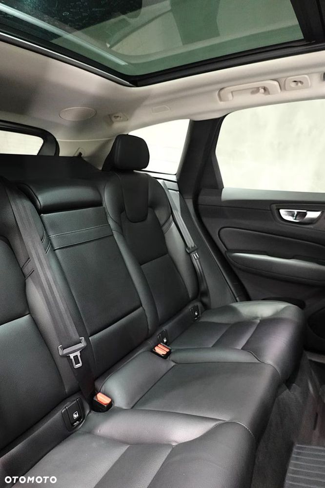 Volvo XC 60 T6 Plug-In Hybrid AWD R-Design - 28