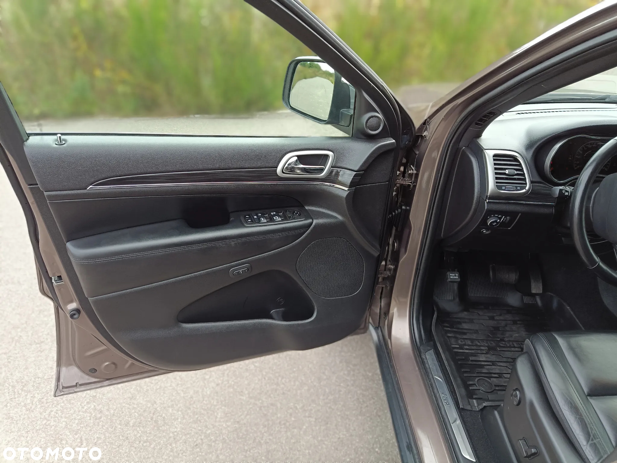 Jeep Grand Cherokee - 12