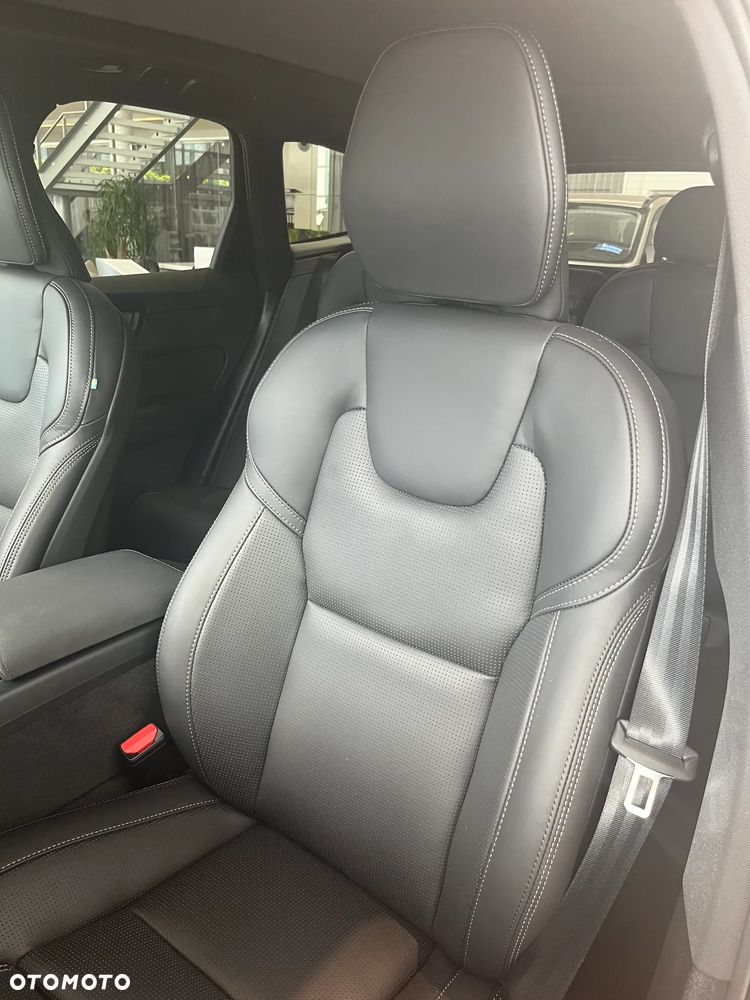 Volvo XC 60 T6 Plug-In Hybrid AWD Ultra Black Edition - 10