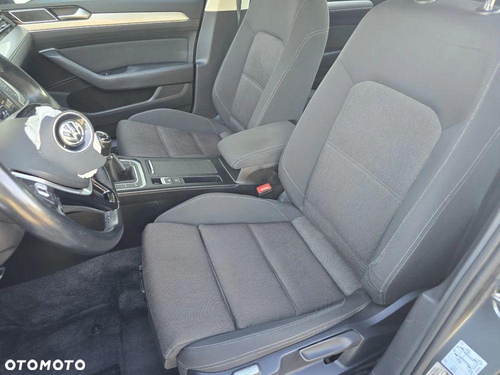 Volkswagen Passat - 20