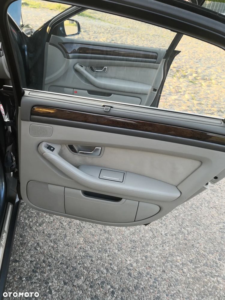 Audi A8 4.2 Quattro - 33
