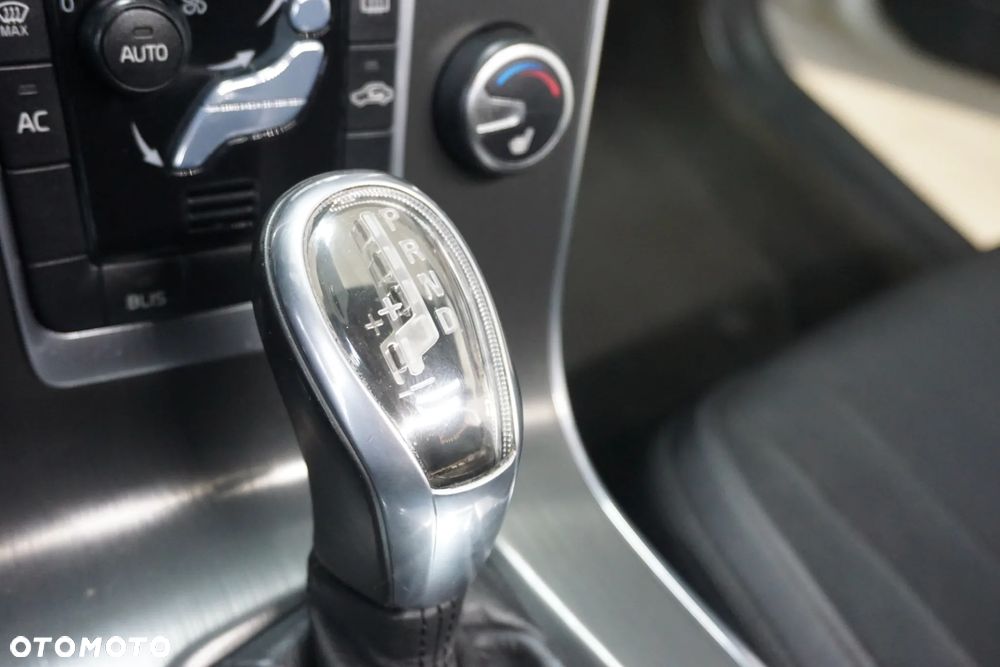 Volvo V60 D4 Geartronic Momentum - 31