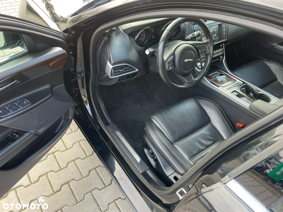 Jaguar XE 2.0 D AWD Prestige - 17