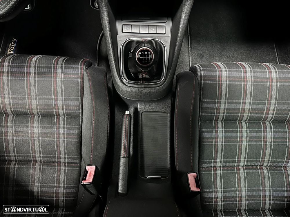 VW Golf 2.0 GTI - 32