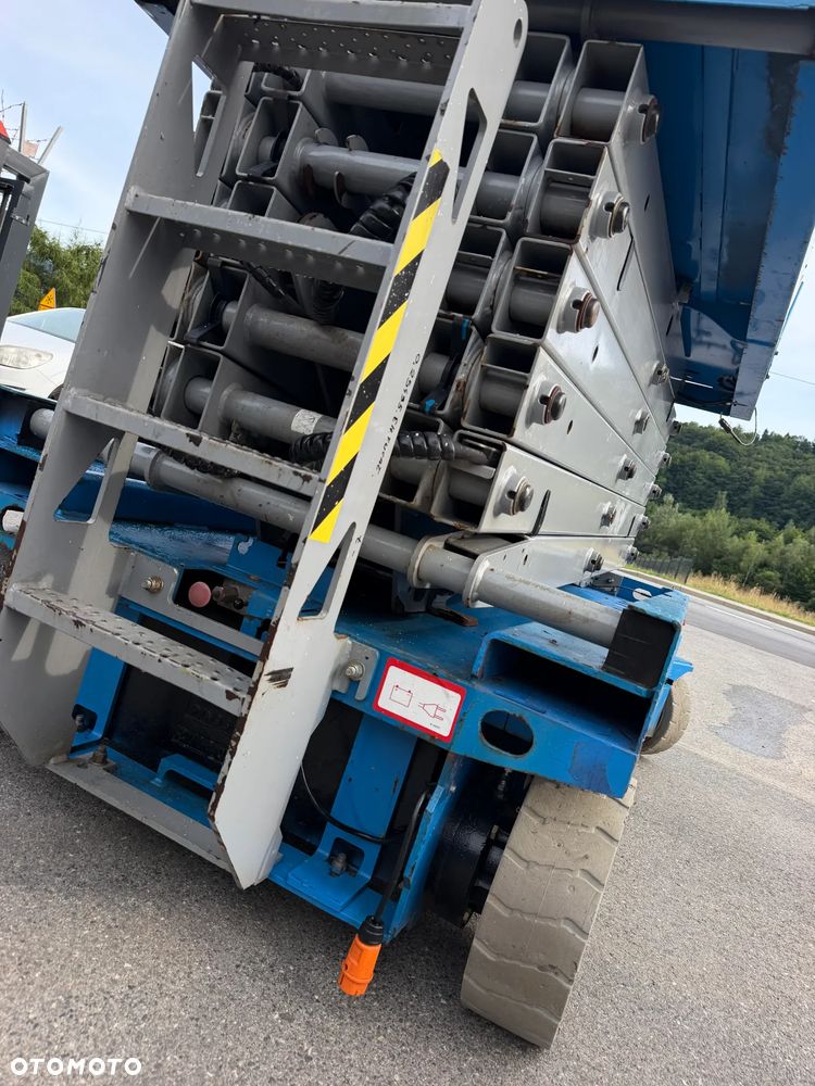 Genie GS-4047. Zwyżka Platforma Nożycowa 14 metrów wysokość robocza. Podnośnik przywieziony z Norwegii praktycznie zerowe zużycie. Pracował w urzędzie komunalnym 1 raz w roku okres świąteczny! Udzwig 380 kg. Rozsuwany Balkon. Sterowanie góra dół. Akumlatory w świetnej kondycji z 2024 roku. Wielka Okazja! - 32