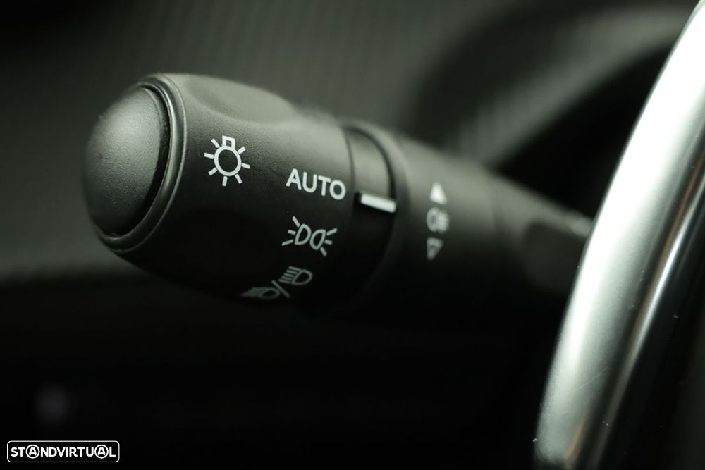 Peugeot 2008 1.2 PureTech Allure EAT8 - 17