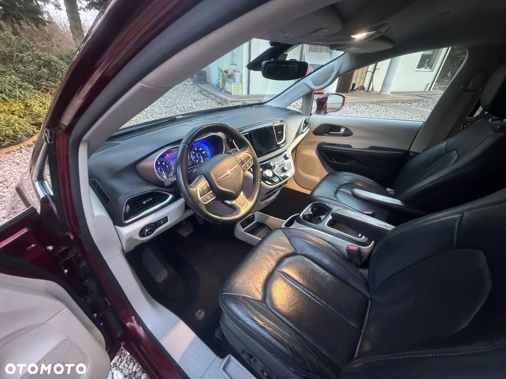 Chrysler Pacifica - 12