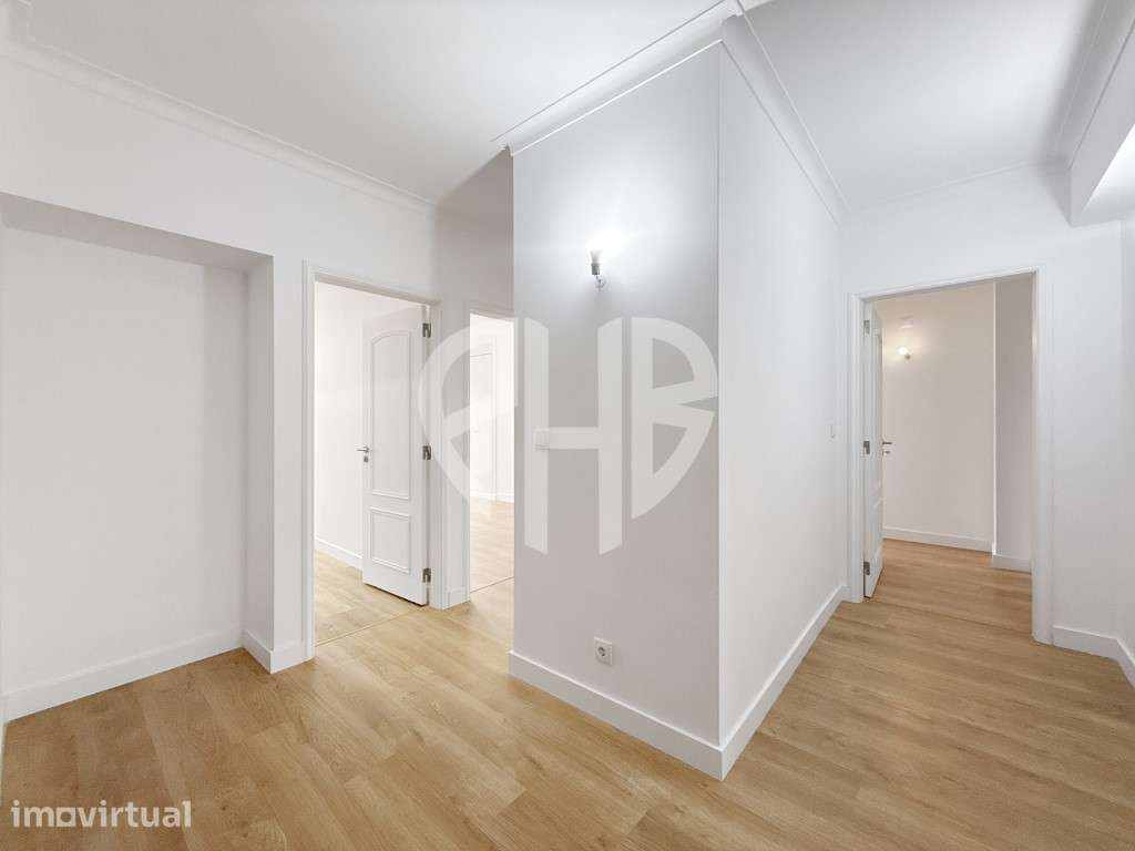 Apartamento T3 Totalmente Remodelado // Estrada da Luz - Grande imagem: 2/36