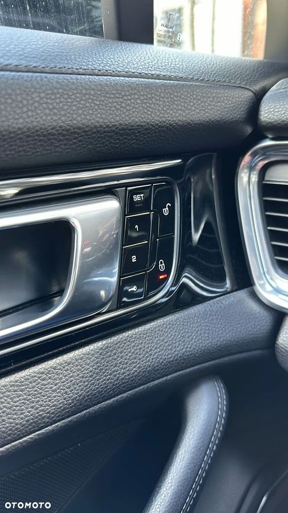 Porsche Panamera Standard - 4