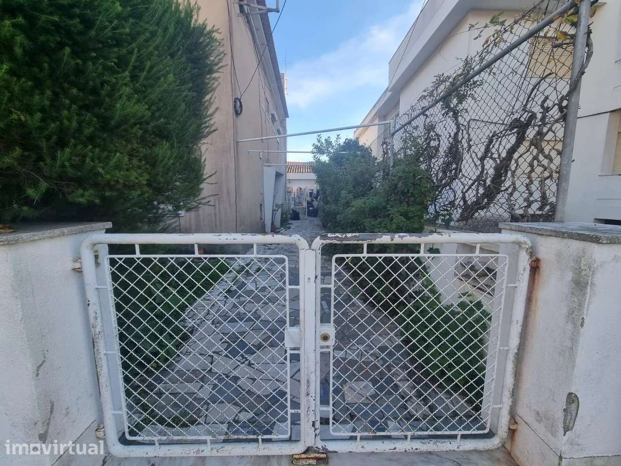 Prédio / Moradia com 3 apartamentos T2, com Terraço e Jardim na Costa - Grande imagem: 5/42