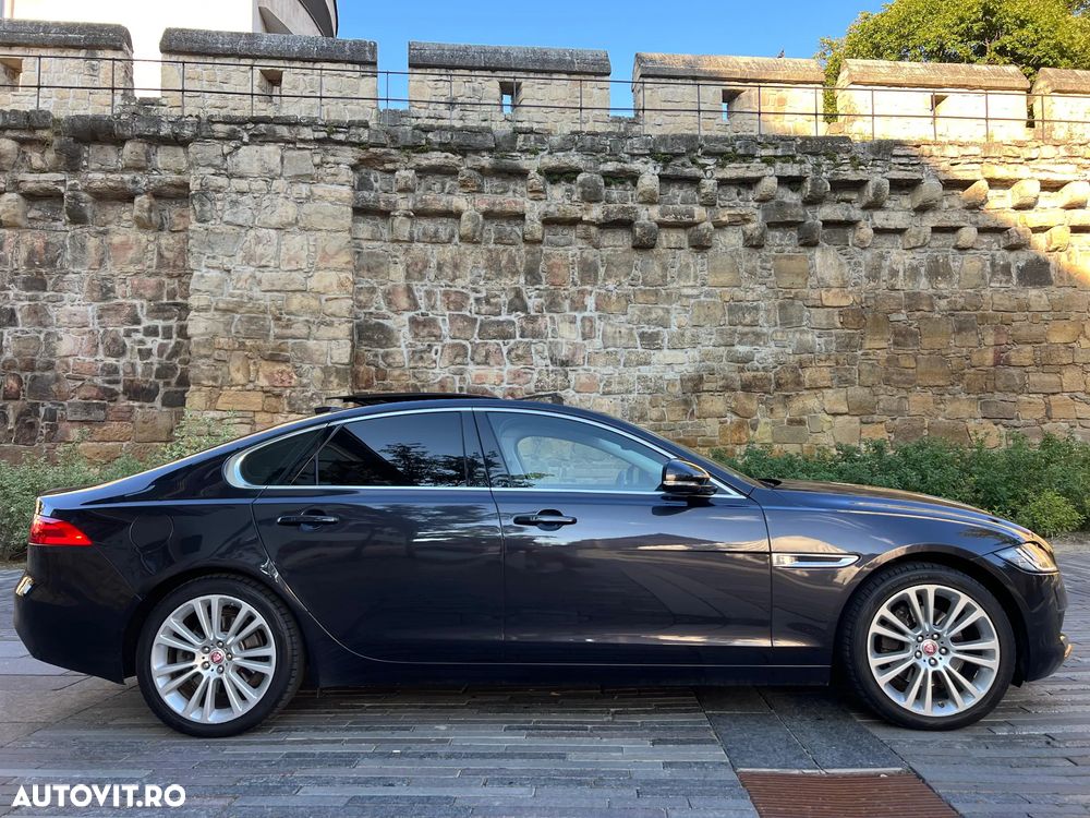 Jaguar XF 20d AWD Portfolio - 9