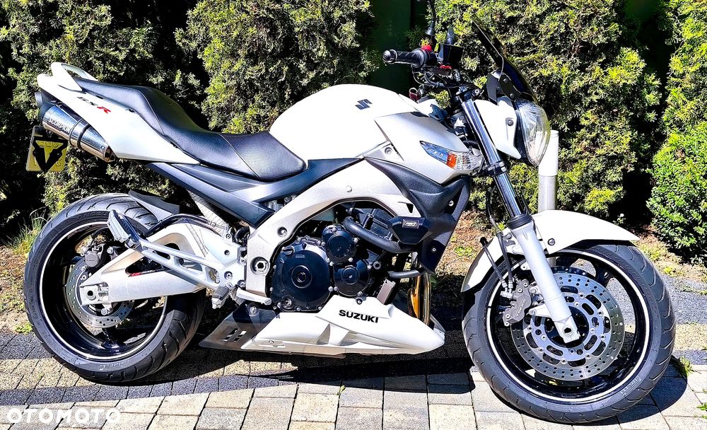 Suzuki GSR - 1
