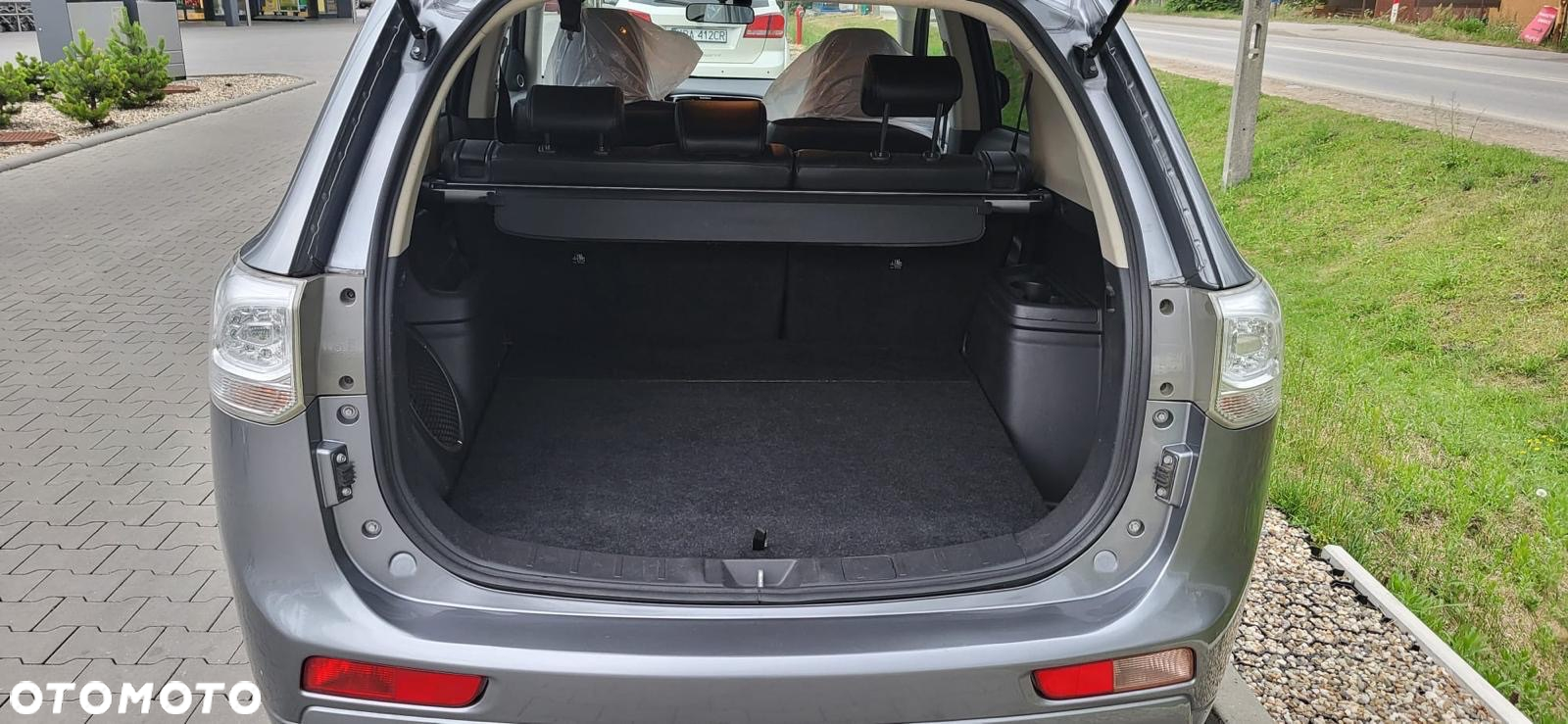 Mitsubishi Outlander 2.0 4WD Plug-In Hybrid - 8