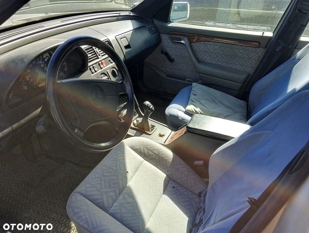Mercedes – Benz Klasa C W202 (93-97.) 2.0 D 73KM. Silnik 601.913 (601 913) (601913) Skrzynia 717.416 (717 416) (717416) lakier 744.Cały na części. GWARANCJA !!! Przód Tył Zestaw Komplet Drzwi Klapa Zderzak Błotnik Maska Grill Atrapa Szyba Pas Lampa Lusterko Boczki Fotel Kanapa Kokpit Deska Rozdzielcza Przełącznik Włącznik Sterownik Przewody Wiązka Instalacja Moduł Komputer Czujnik Listwa Pompa Alternator Wtryski Głowica Rozrusznik Kompresor Sprzęgło Dwumas Silnik Skrzynia ABS Klimatyzacji Paliwa Wspomagania Kolektor Turbina Przepustnica Zawór Chłodnica Koło Hak Belka Sanki Zawieszenie Mcpherson Półoś Amortyzator Wydech Tłumik Zacisk Most - 12
