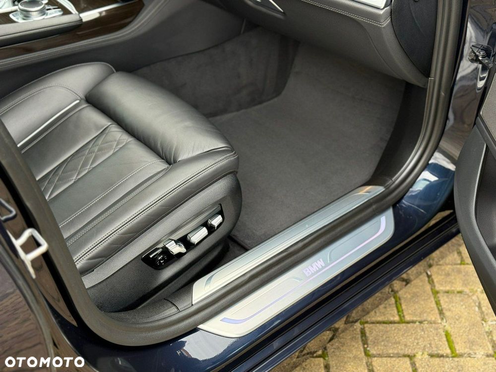 BMW Seria 7 750i xDrive sport - 9