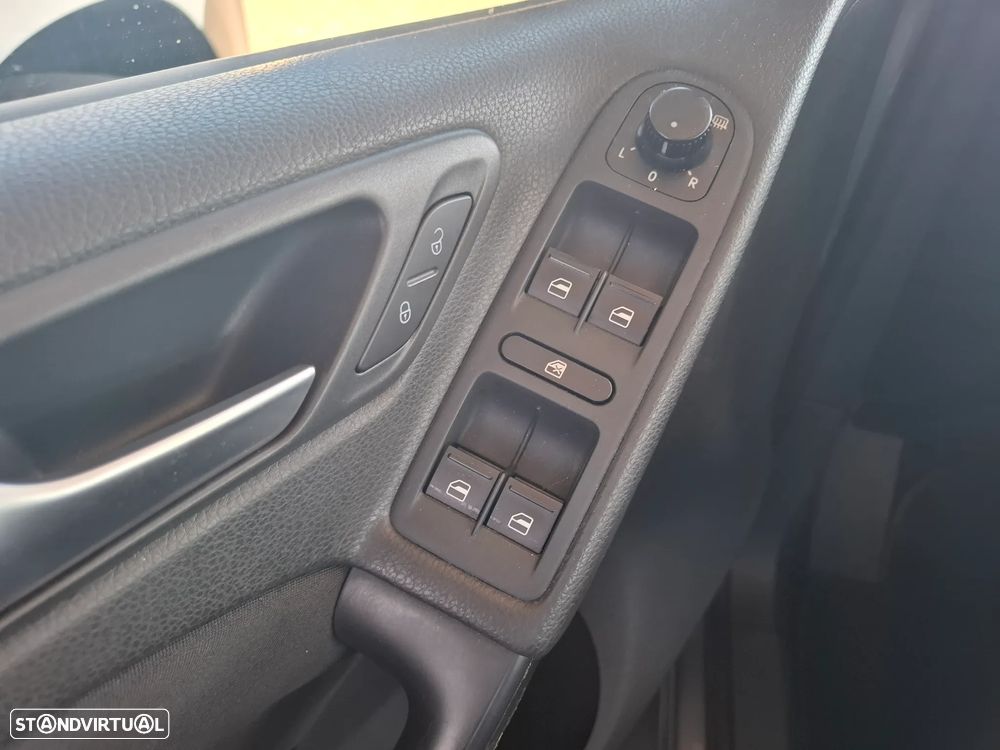 VW Golf 2.0 TDi Confortline - 20