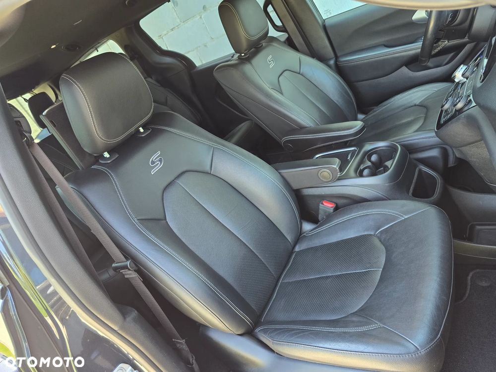 Chrysler Pacifica - 35