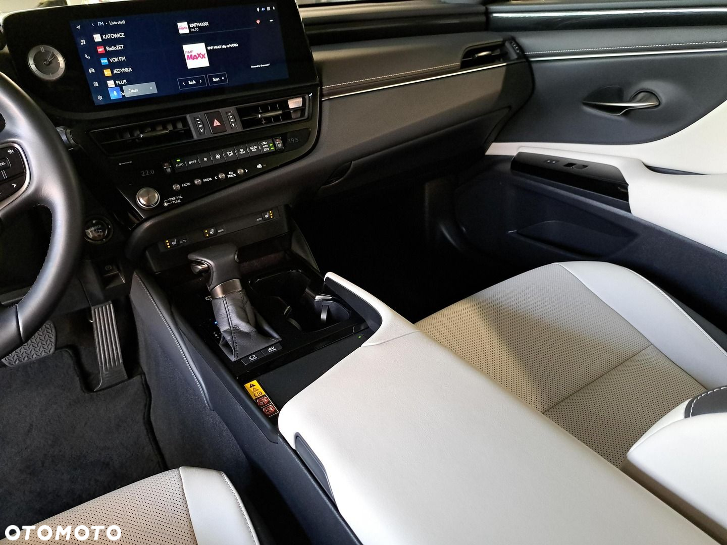 Lexus ES 300h Business Edition - 27
