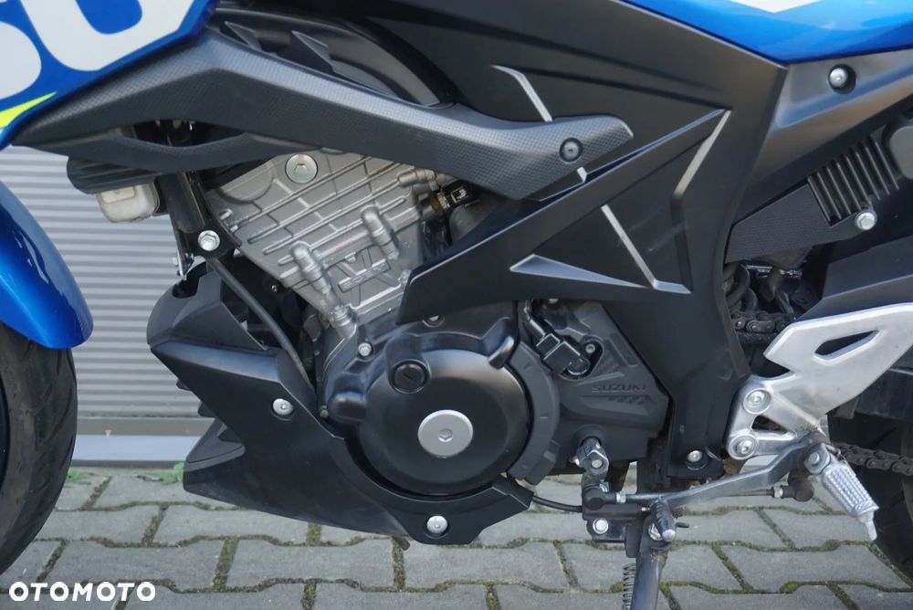 Suzuki GSX - 12