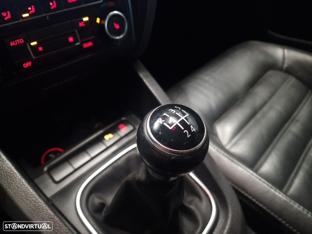 VW Jetta 1.6 TDi Highline - 31