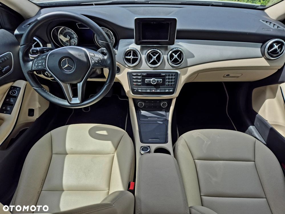 Mercedes-Benz GLA 250 4Matic 7G-DCT - 12