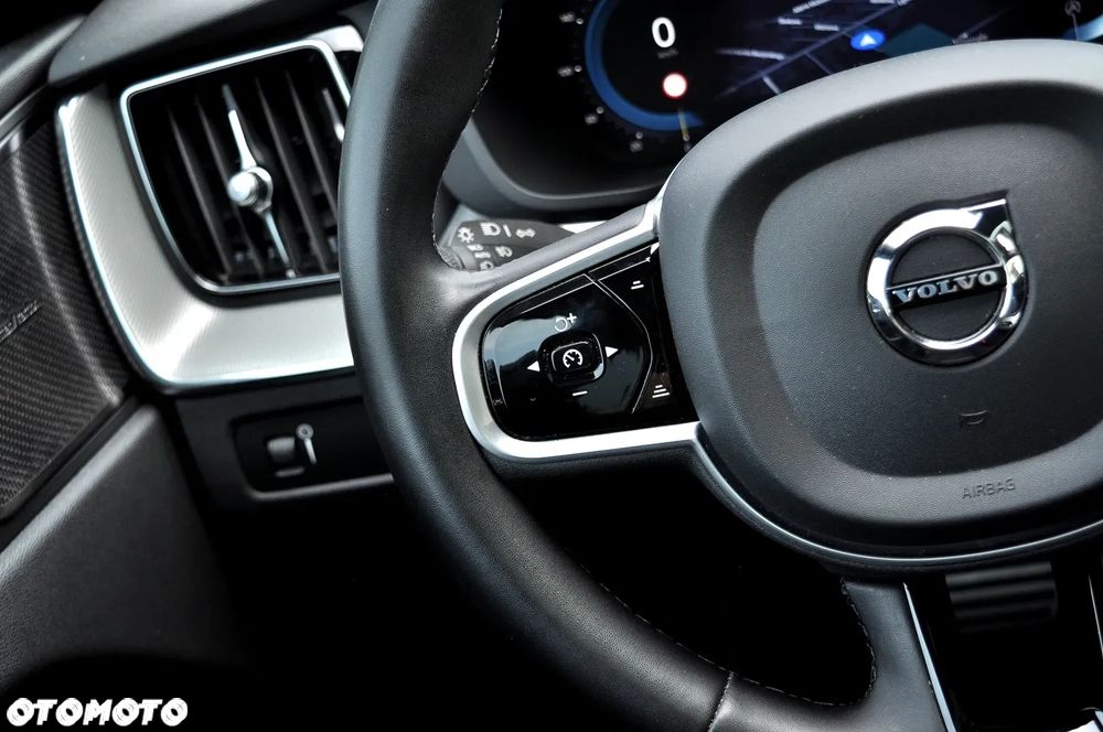 Volvo XC 60 B5 D AWD Ultimate Dark - 20