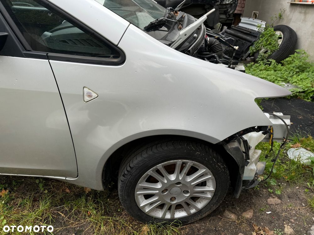MITSUBISHI COLT VI LIFT 08-12 3D BŁOTNIK PRAWY PRZÓD KOLOR A50 - 1