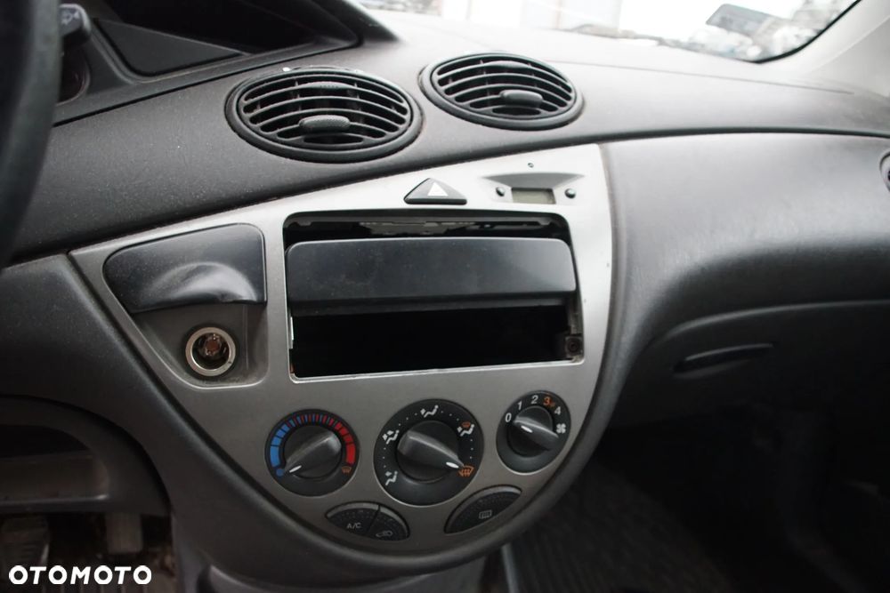 Auto na części - Ford Focus MK1 Lift 1.8 TDCI 101 KM FFDA 2S4R-7002-PB Deep Navy 2004R Silnik Skrzynia Drzwi Maska Błotnik Klapa Zderzak Lampa Lusterko Klamka Szyba Deska Kokpit Sterownik Moduł Czujnik Licznik Panel Kierownica - 13