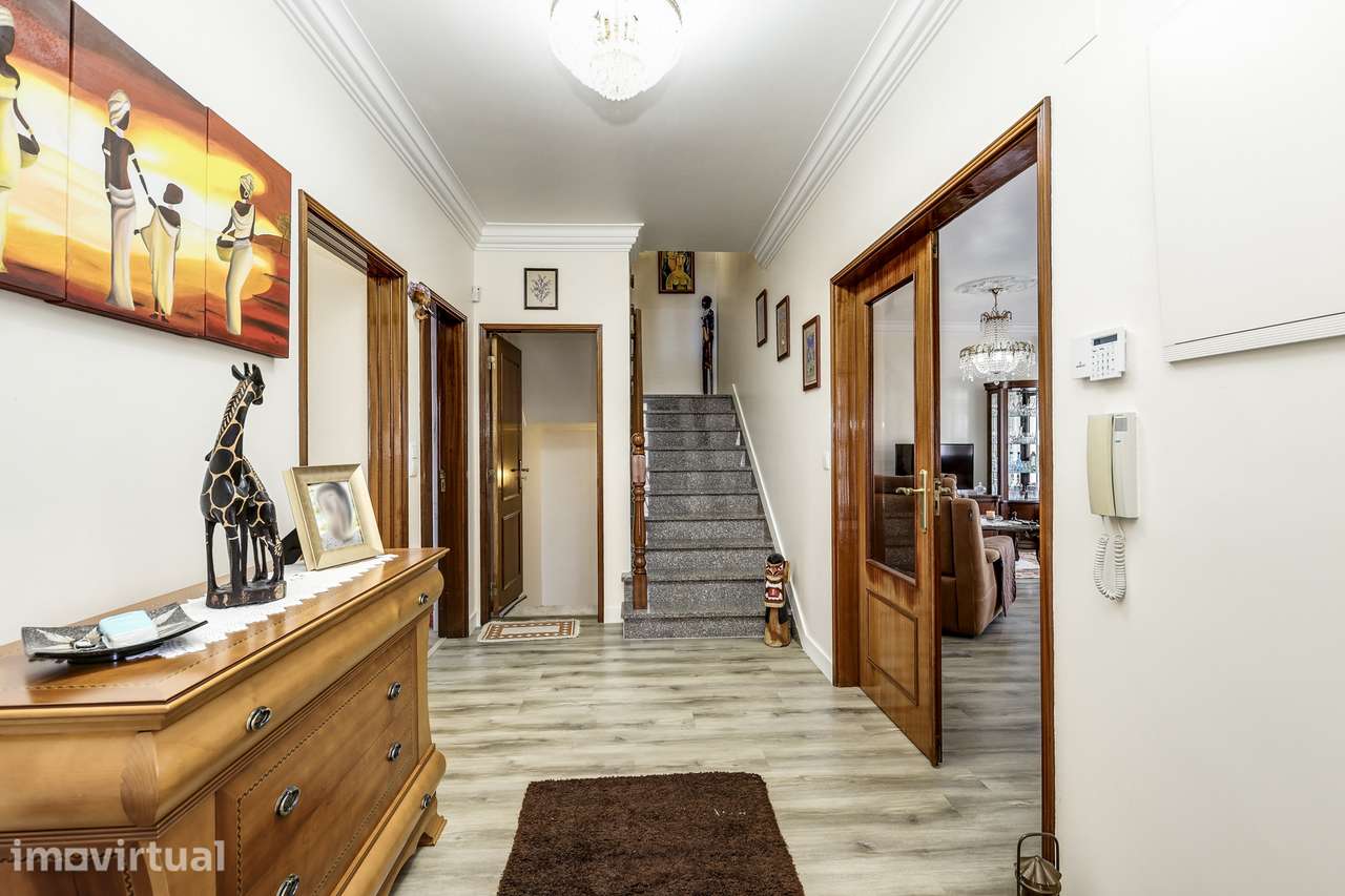 Moradia Geminada Remodelada com Piscina, 4 Quartos e Espaço de Lazer, - Grande imagem: 3/60