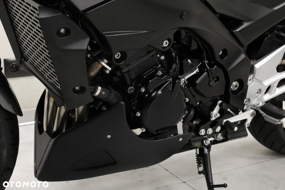 Suzuki GSR - 26