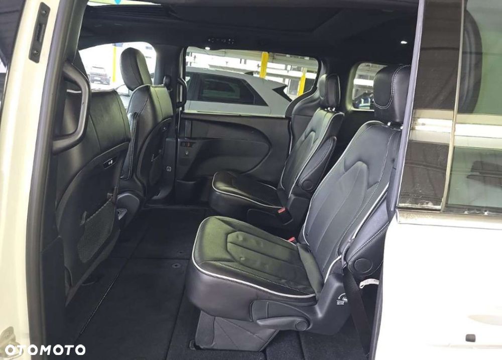 Chrysler Pacifica - 16