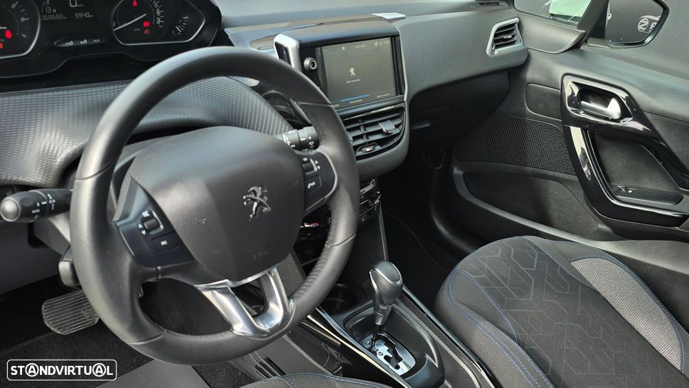 Peugeot 2008 1.2 PureTech Signature EAT6 - 19